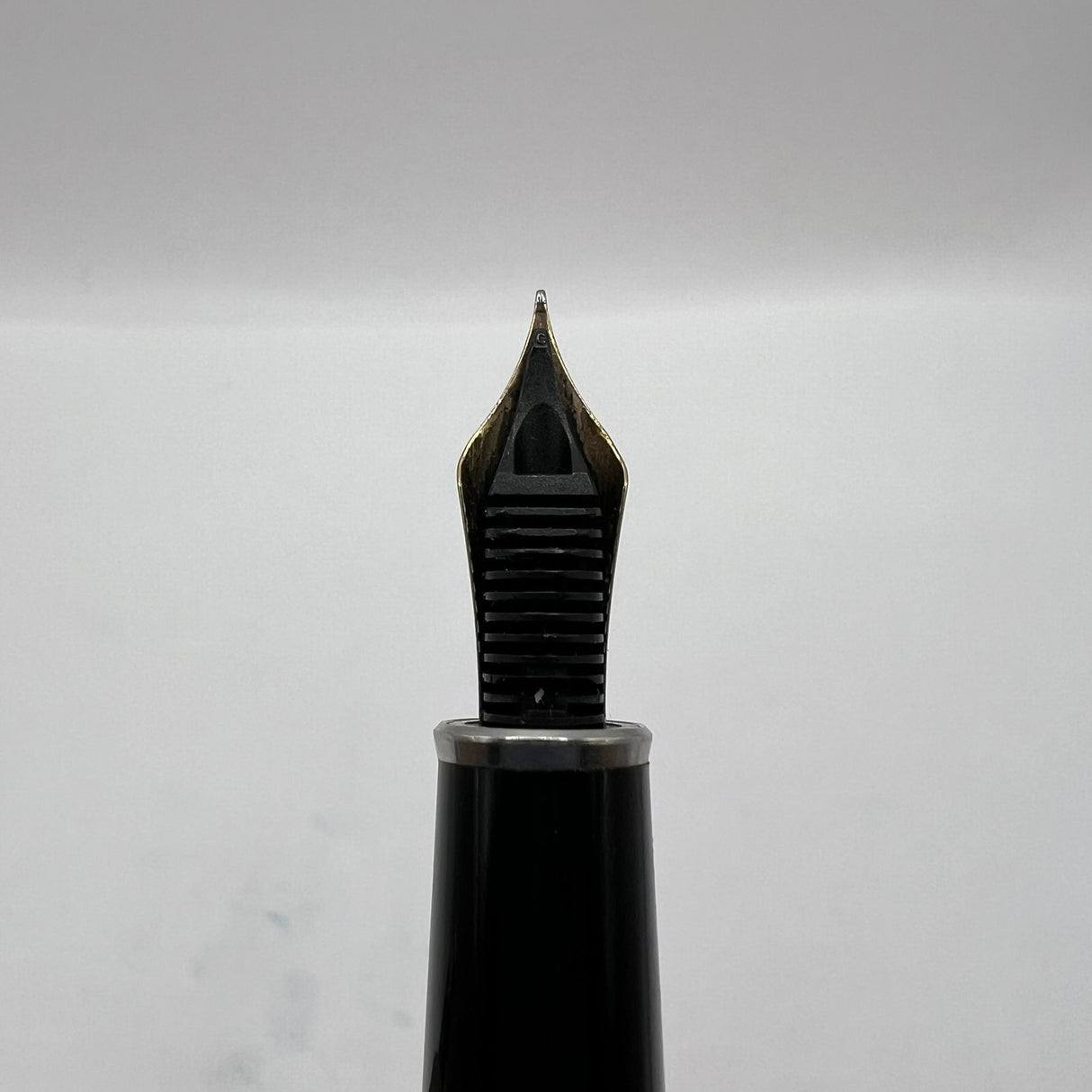 Montblanc Solitaire Ceramic Black Prisma Classique #145  Fountain Pen   -  Fine 14kt Gold Nib