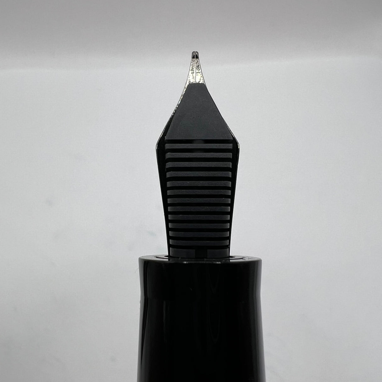 Maiora Dedalo Limited Edition Fountain Pen   -  Medium 14kt Gold Nib