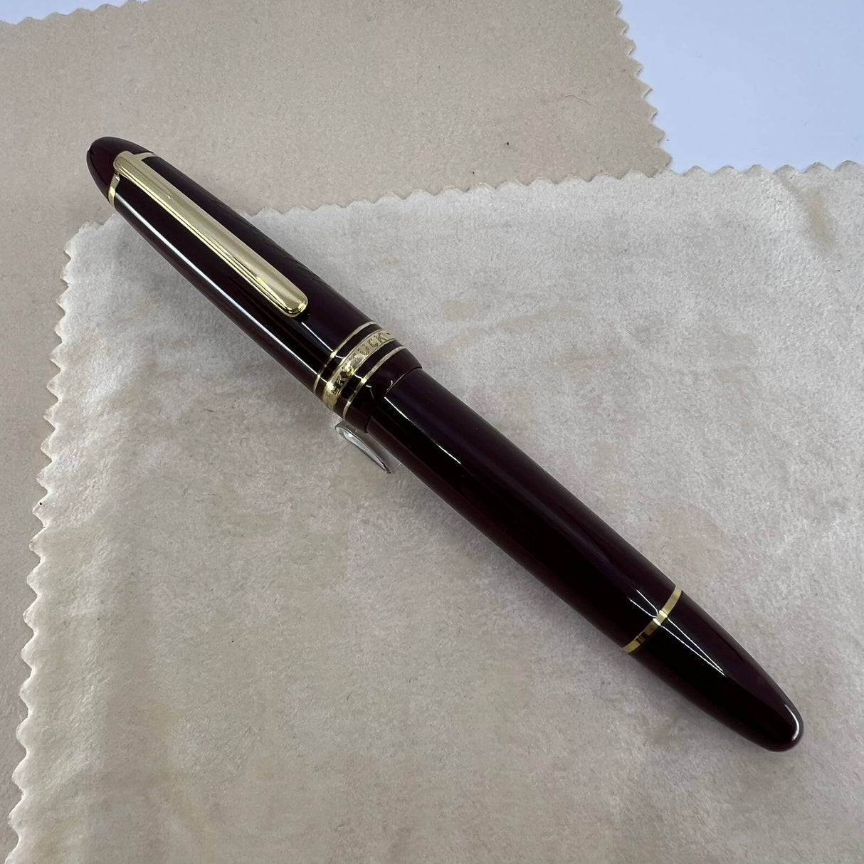 Montblanc Meisterstuck #146 LeGrand Bordeaux Fountain Pen   -  Fine 14kt Gold Nib - Engraved Cap