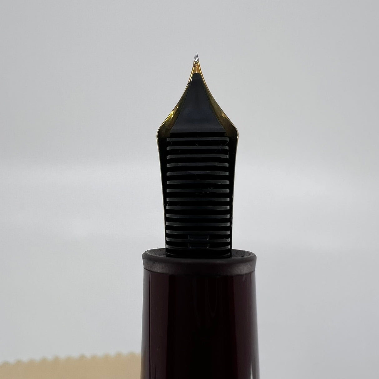 Montblanc Meisterstuck #146 LeGrand Bordeaux Fountain Pen   -  Fine 14kt Gold Nib - Engraved Cap
