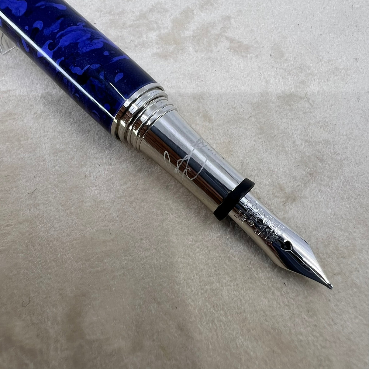 Montblanc Muses Elizabeth Taylor Special Edition Fountain Pen   -  Medium 14kt Gold Nib
