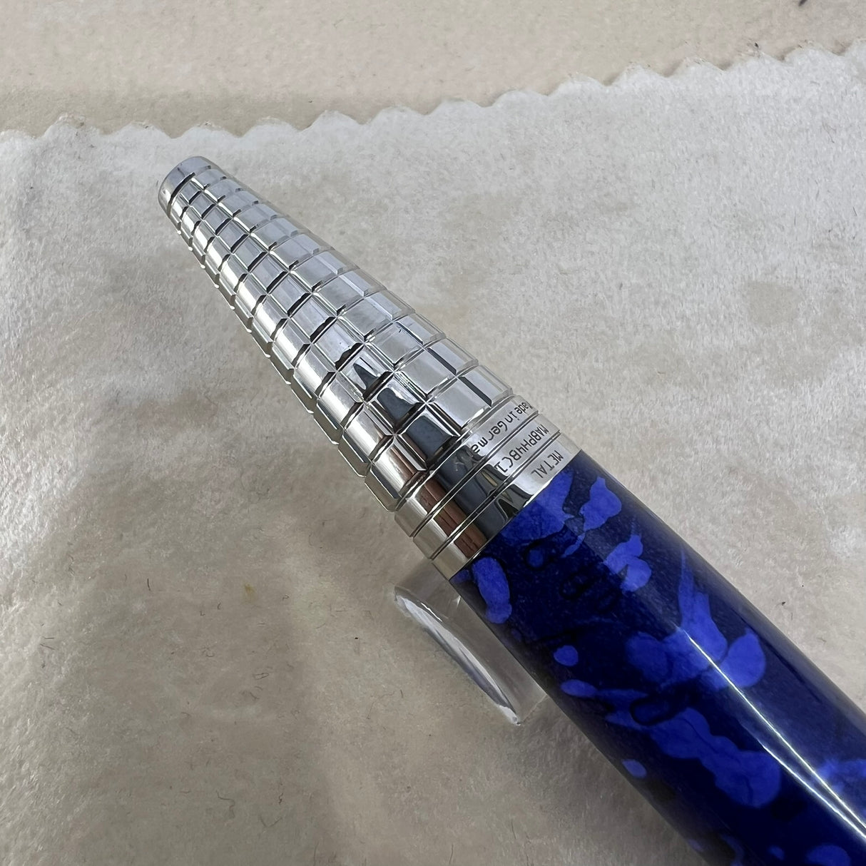 Montblanc Muses Elizabeth Taylor Special Edition Fountain Pen   -  Medium 14kt Gold Nib