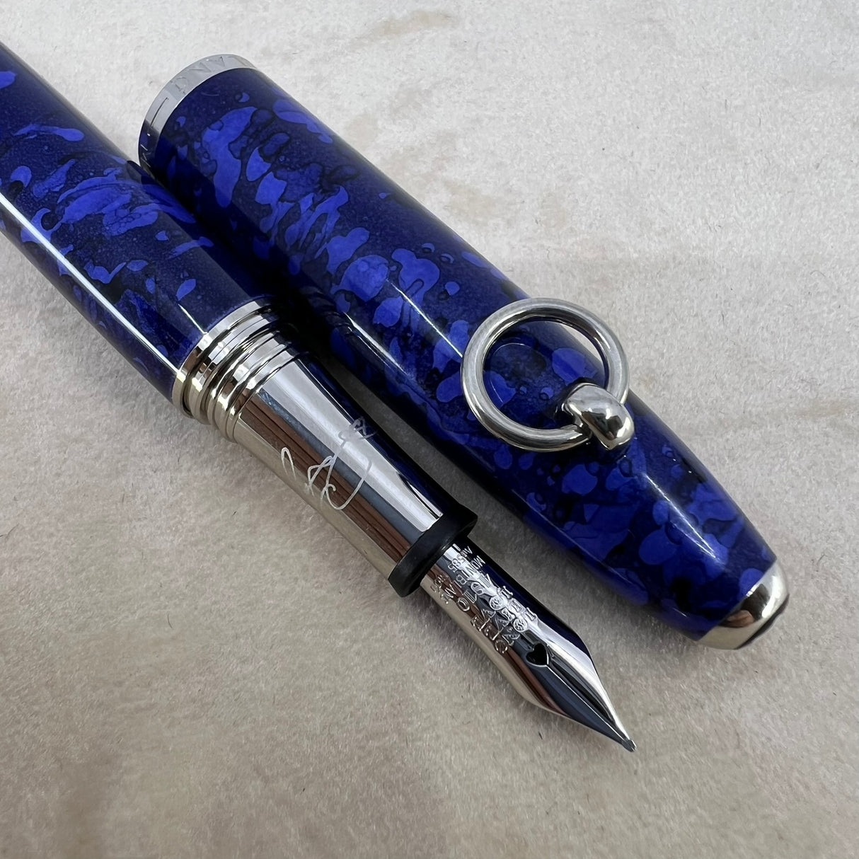 Montblanc Muses Elizabeth Taylor Special Edition Fountain Pen   -  Medium 14kt Gold Nib