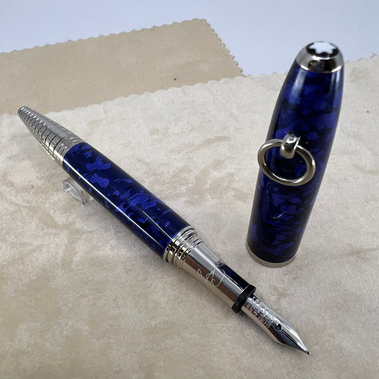 Montblanc Muses Elizabeth Taylor Special Edition Fountain Pen   -  Medium 14kt Gold Nib