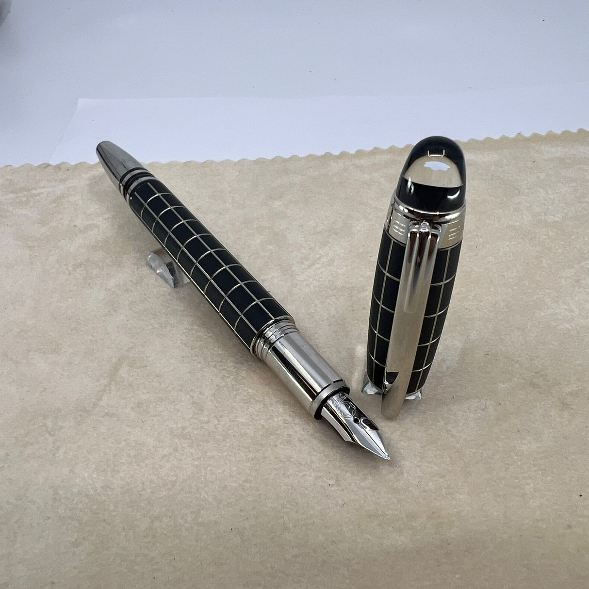 Montblanc Starwalker Nib 14K M Metal Rubber White Star Fountain Pen Black Silver