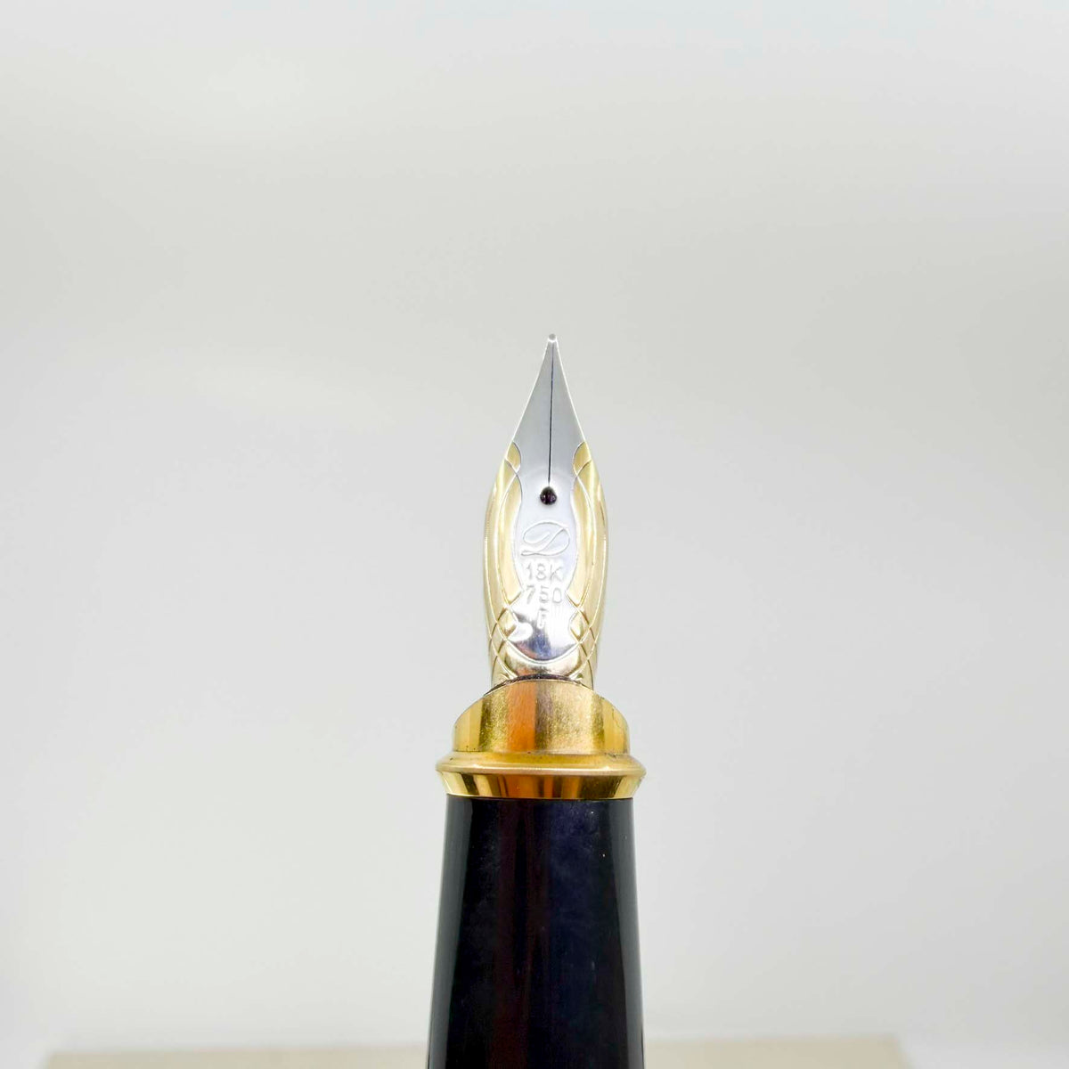 S.T. DuPont Orpheo Vertigo  Laque de Chine Fountain Pen - Fine 18kt Gold Nib