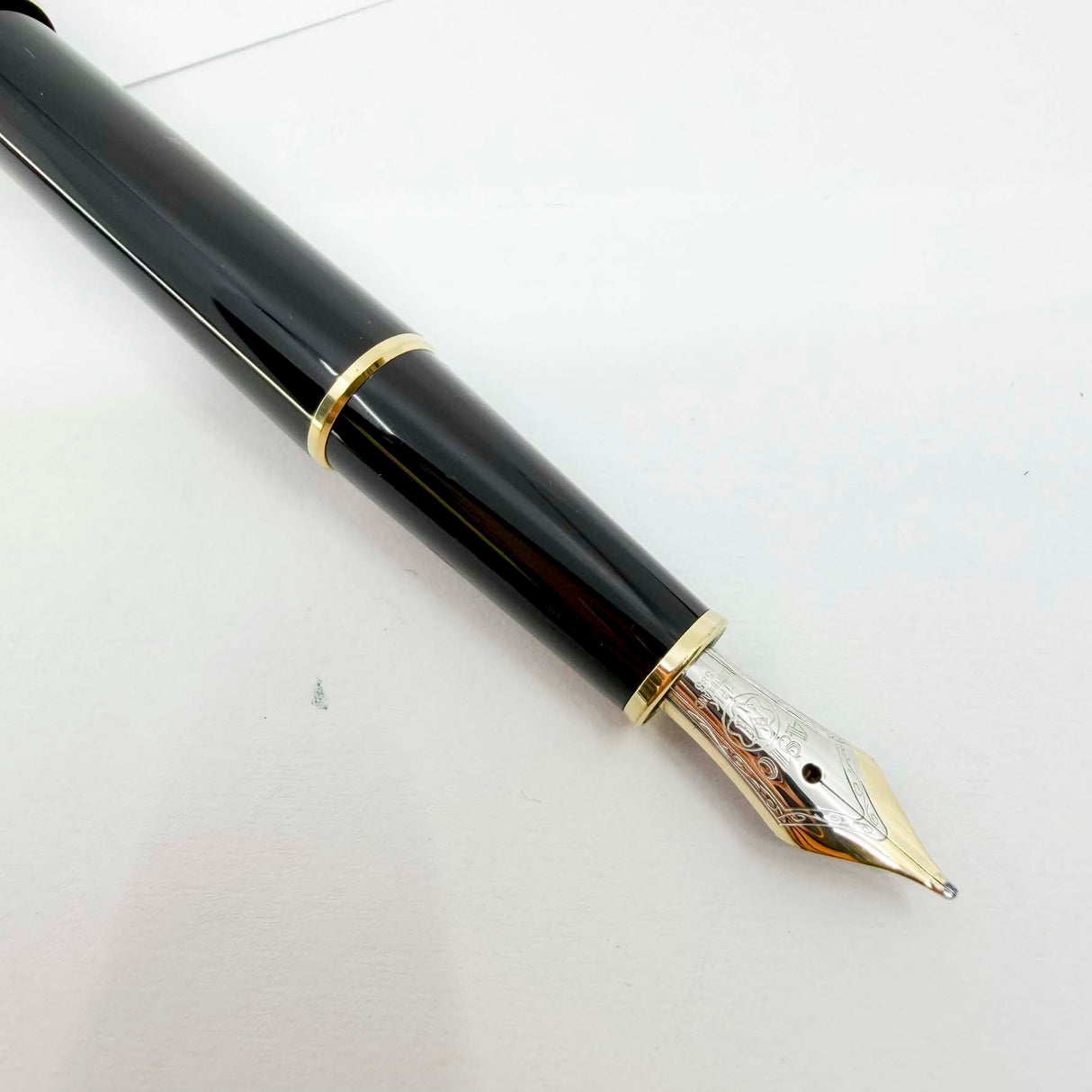 Montblanc Classique #144 Black Resin Fountain Pen  - Medium  14kt Gold Nib