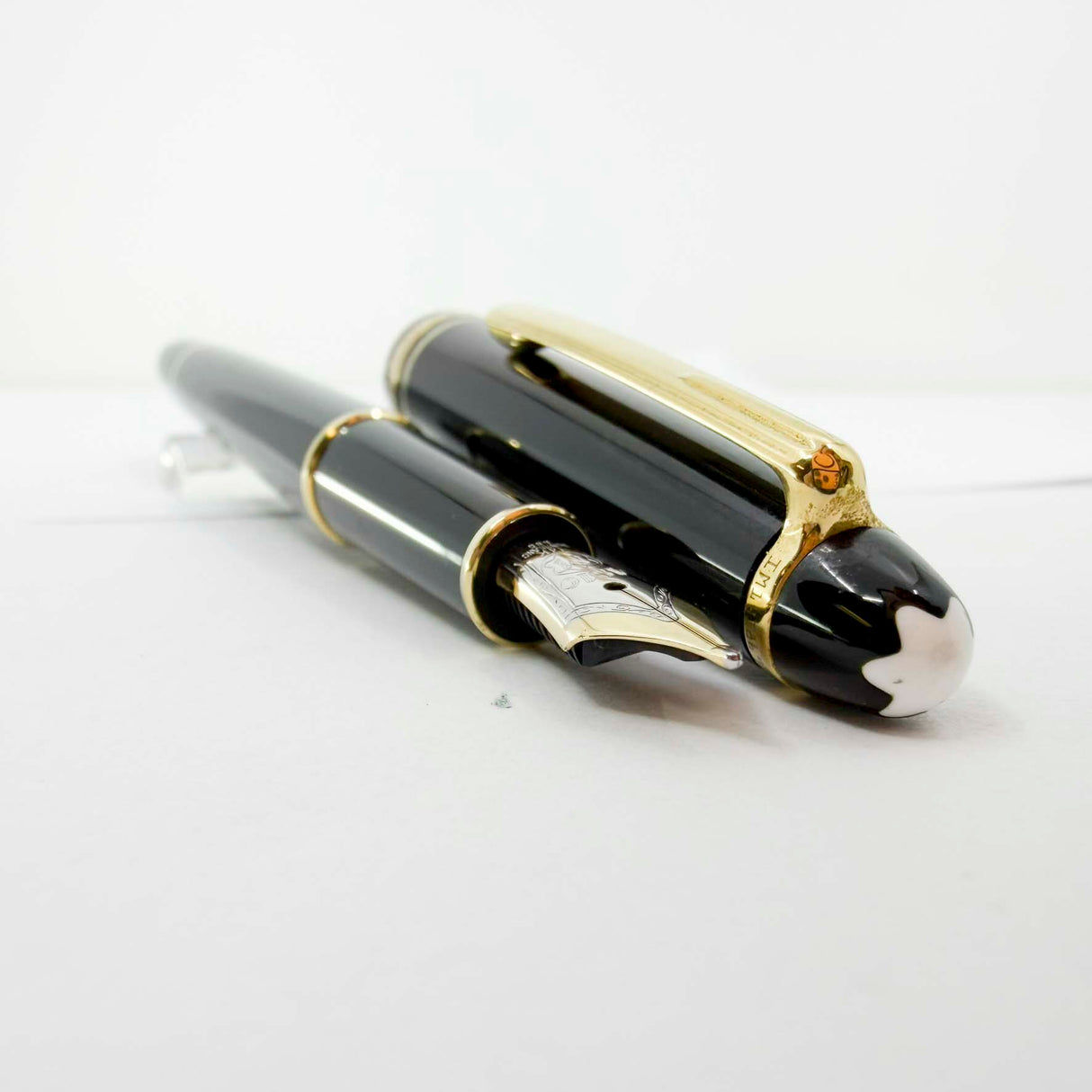Montblanc Classique #144 Black Resin Fountain Pen  - Medium  14kt Gold Nib