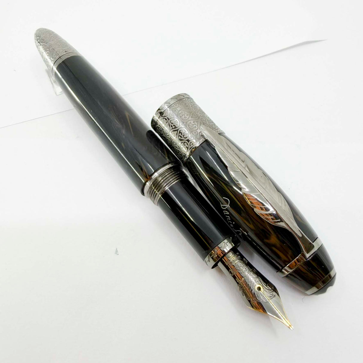 Montblanc Daniel Defoe Writer Series Limited Edition Fountain Pen   -  Fine 18kt Gold Nib