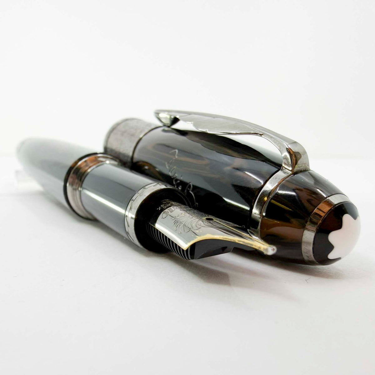 Montblanc Daniel Defoe Writer Series Limited Edition Fountain Pen   -  Fine 18kt Gold Nib