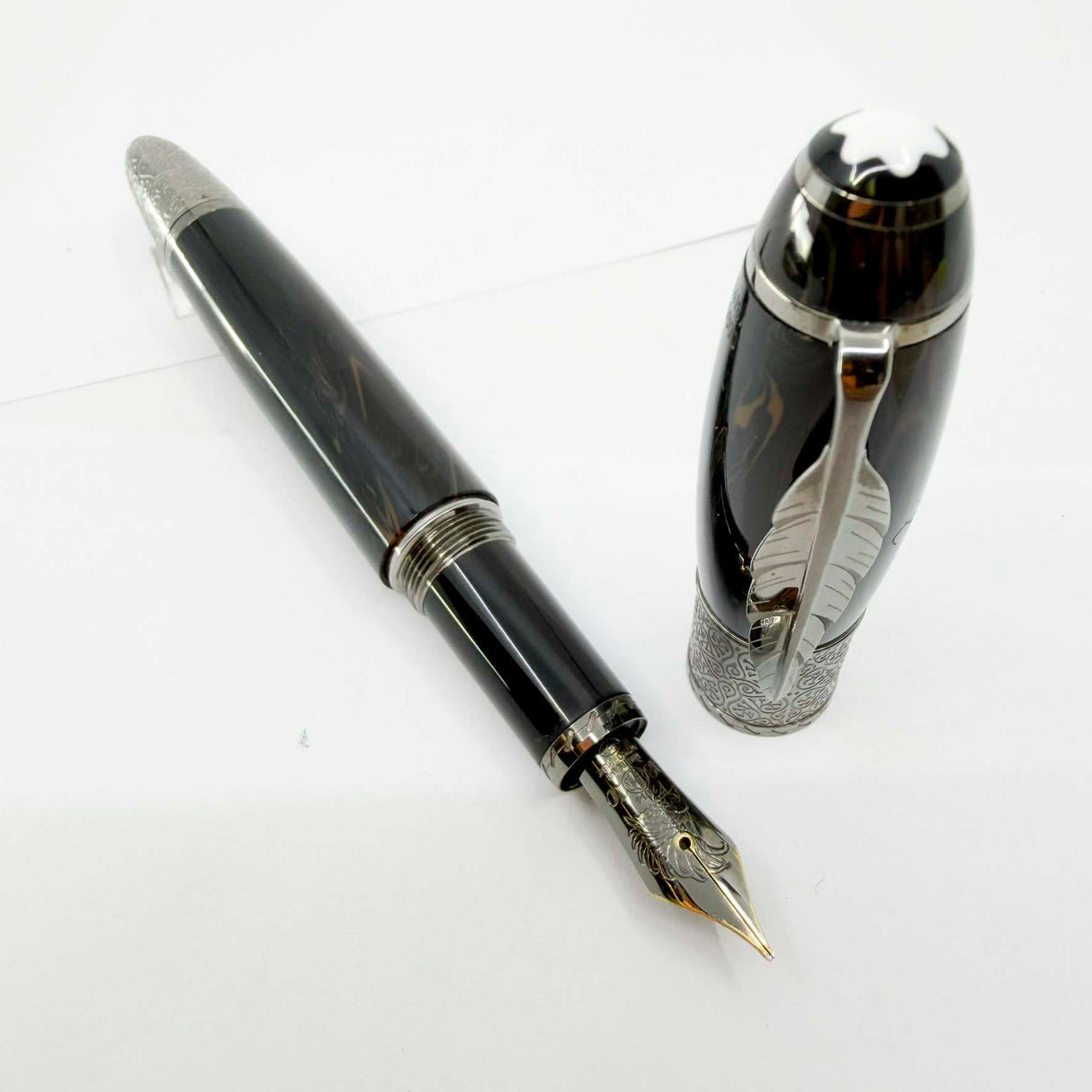 Montblanc Daniel Defoe Writer Series Limited Edition Fountain Pen   -  Fine 18kt Gold Nib