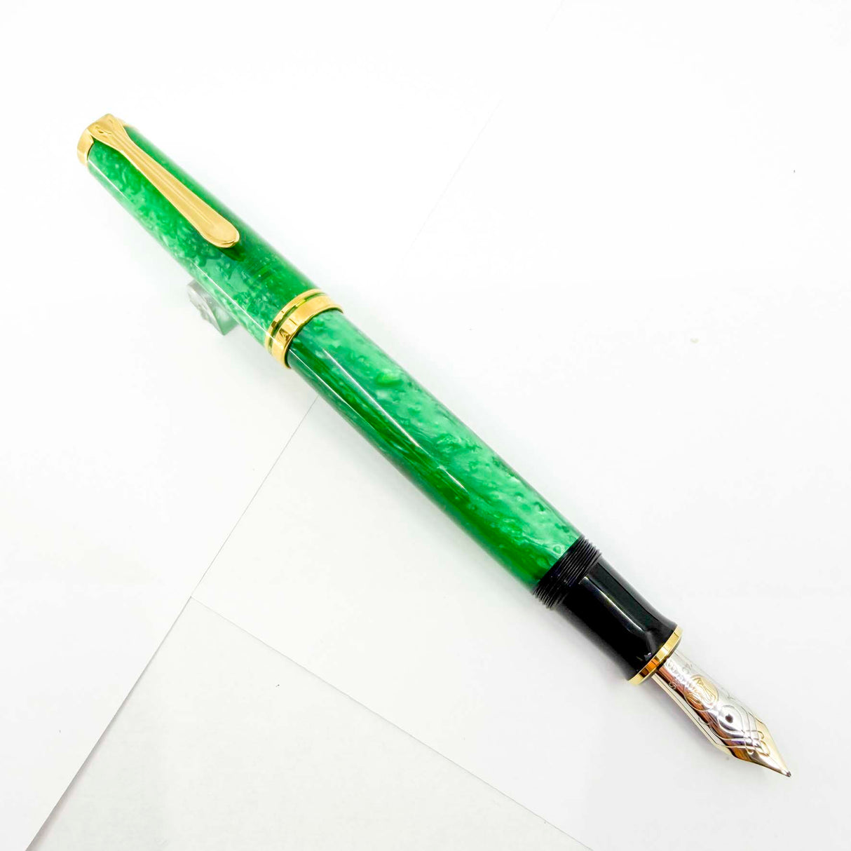 Pelikan Souveran M600 Marbled Vibrant Green Special Edition Fountain  Pen  - Broad 14kt  Gold Nib