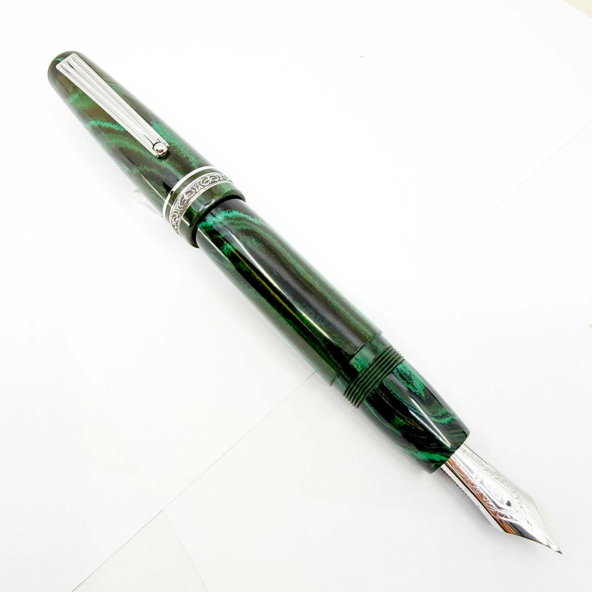 Delta Roma Imperiale Oversized Green/Black Ebonite Fountain Pen - Overized Medium 14kt Gold Nib (Copy)