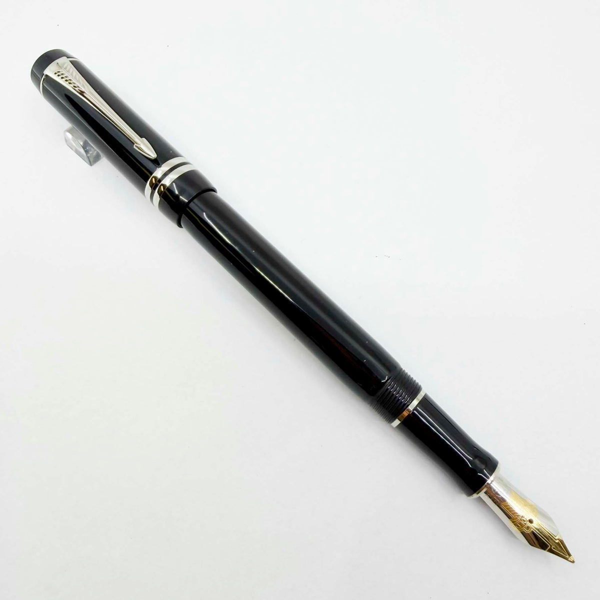 Parker Duofold International (Standard Size) Black/Platinum-Plated Trim Fountain Pen  - Medium 18kt Gold Nib