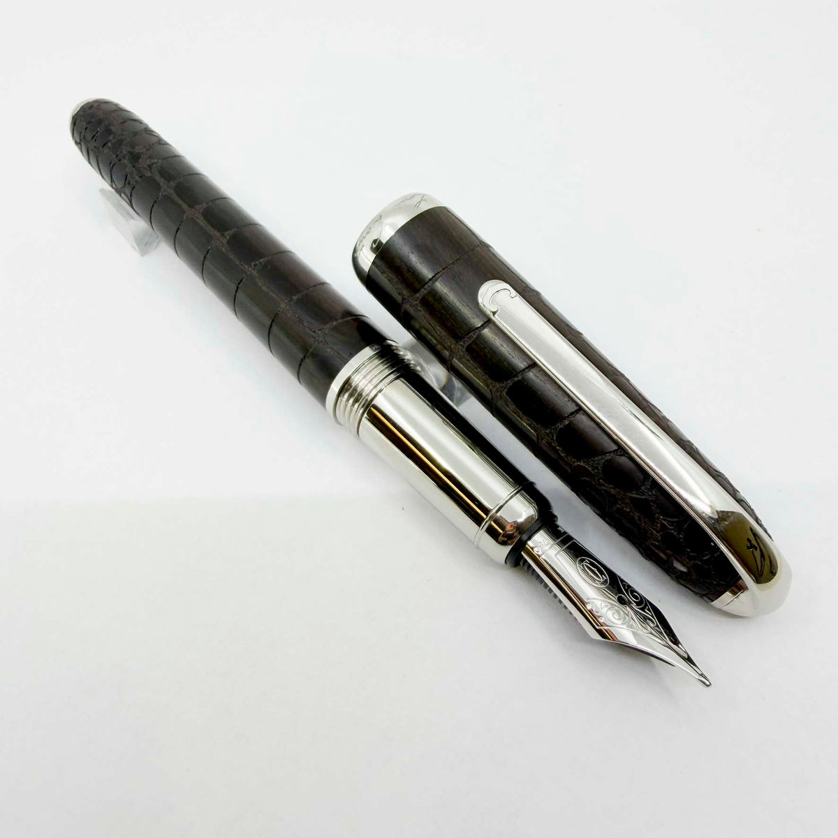 Cartier Louis Cartier Dandy Crocodile Scales Engraved Wood Body Limited Edition Fountain Pen - Medium 18kt Gold Nib