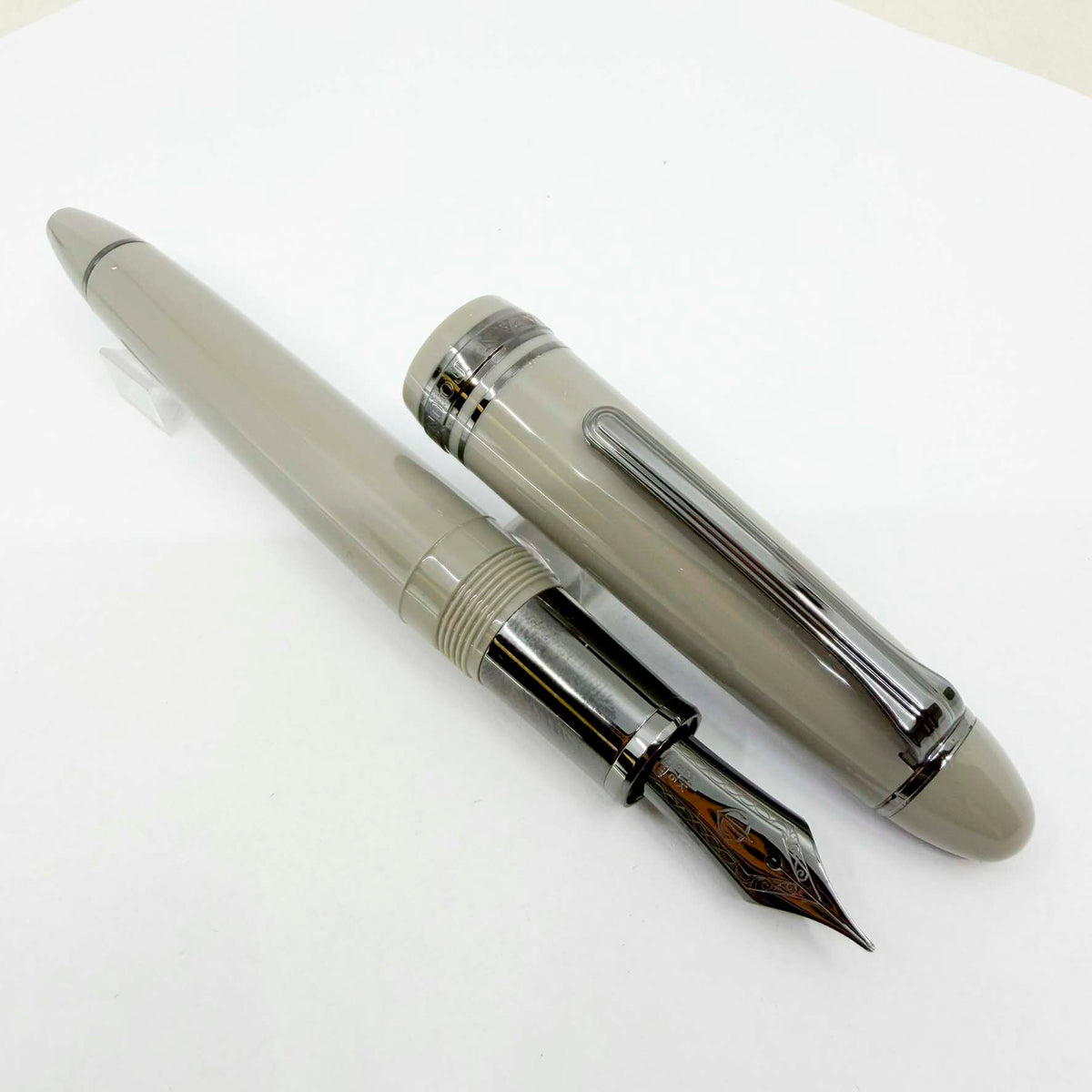 Sailor 1911 Large Special Edition Light Gray Themis  Fountain Pen - Medium 21kt Gold Nib
