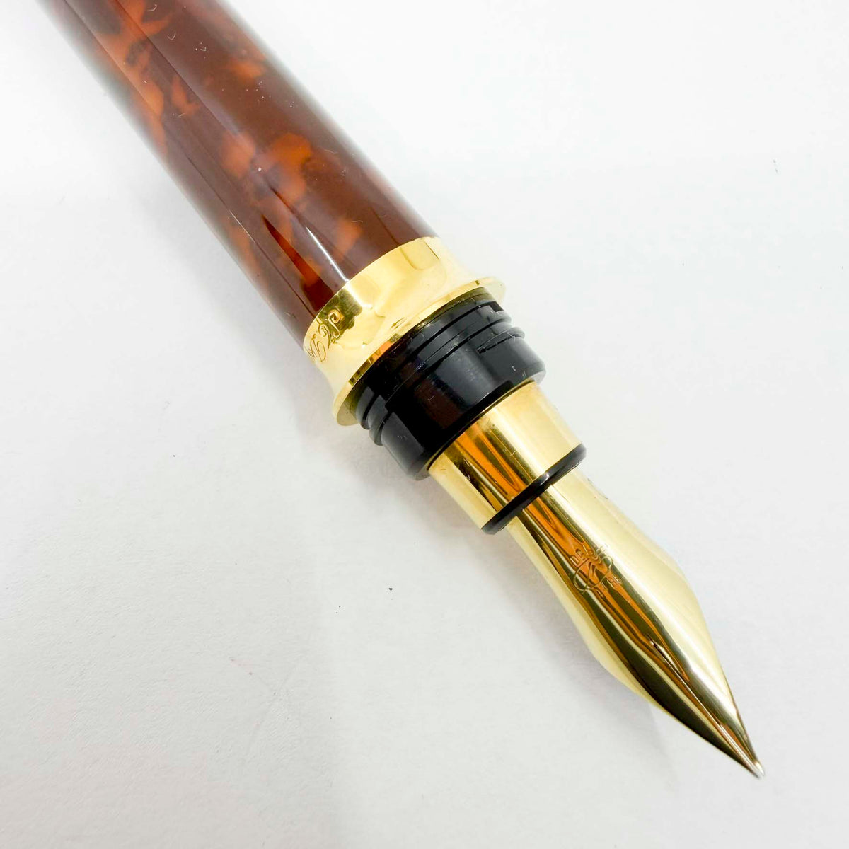 S.T. Dupont Montparnasse Chairman (Largest) Tortoiseshell Laque de Chine Fountain Pen - Medium 18kt Gold Nib