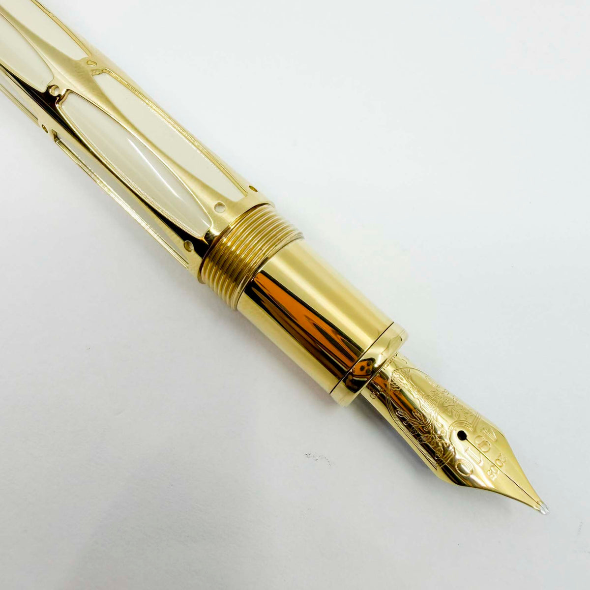 Montblanc Pope Julius II Patron of the Arts Limited Edition Fountain Pen - Medium 18kt Gold Nib
